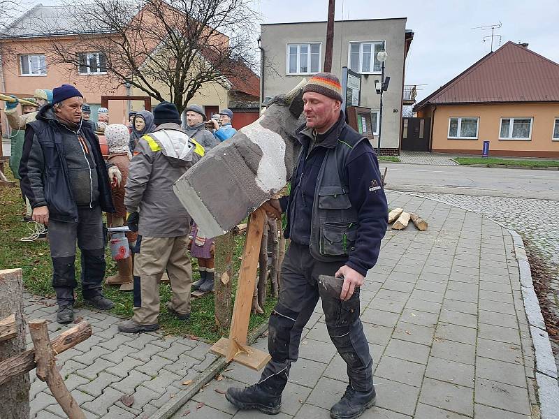 Velký figurální betlém zdobí od tohoto týdne prostranství v Dřevohosticích.