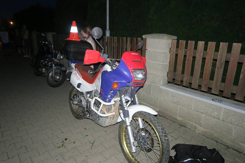 Se zraněním převezla záchranka do hranické nemocnice devatenáctiletého motorkáře, který ve čtvrtek havaroval v Bělotíně.