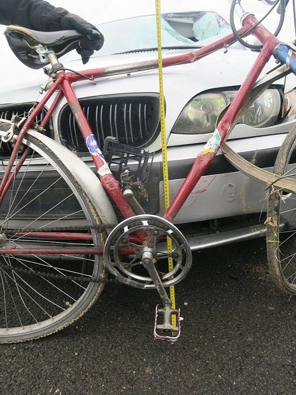 S vážným zraněním byl převezen do nemocnice cyklista, který se srazil s BMW na hlavním tahu mezi Olomoucí a Přerovem u Žeravic