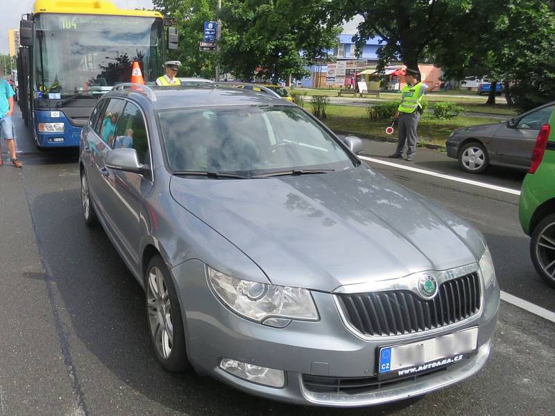 Autobus na Velké Dlážce narazil do osobního automobilu. Zranil se jeden člověk.