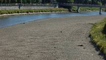 Kvůli těžbě štěrku a pravidelné údržbě koryta je Bečva v Přerověbez vody