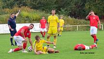 Fotbalisté Šternberka (ve žlutém) vyhráli v Brodku u Přerova 2:1.