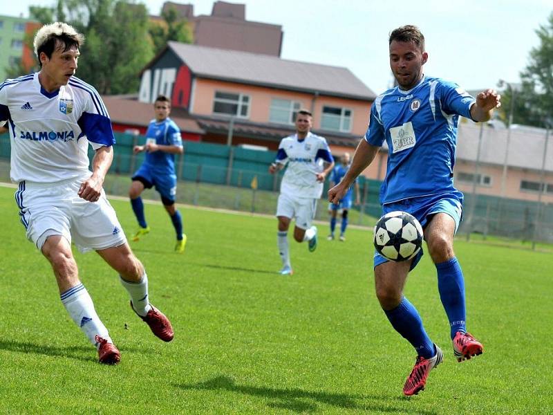 Fotbalisté Viktorie Přerov (v modrém) proti Petrovicím