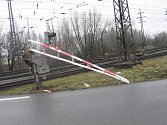 Neznámý řidič poškodil závoru železničního přejezd P1129 v Nemanické. Ilustrační foto.