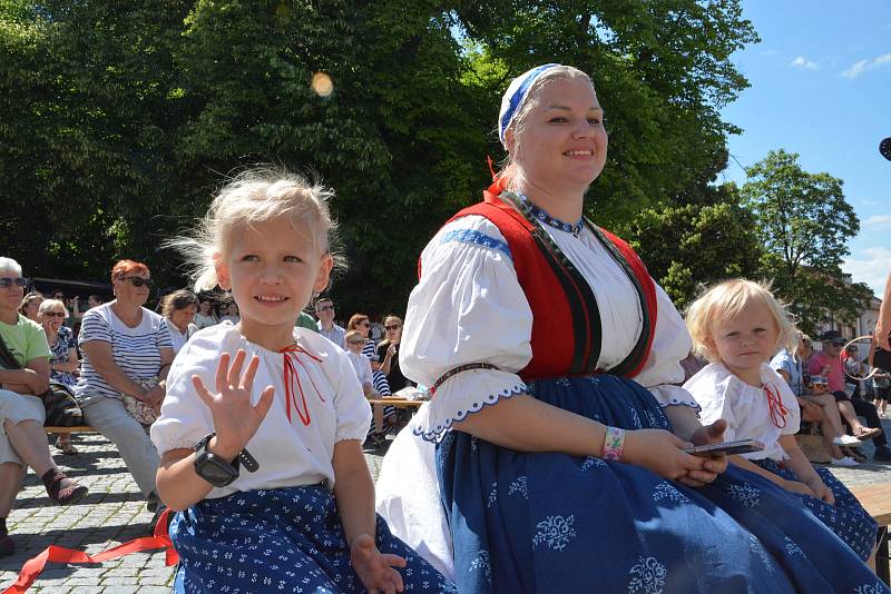 Folklorní festival v Přerově se vydařil. V hlavním programu na Horním náměstí se v sobotu odpoledne vystřídalo několik souborů, 11. 6. 2022