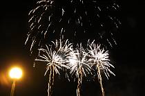 Tisíce Přerovanů si nenechaly na Nový rok ujít velkolepý ohňostroj u řeky Bečvy. Novoroční ohňostroj byl odpálen v šest hodin večer z parčíku "u majáku".
