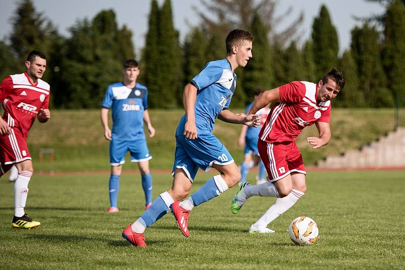 Fotbalisté Přerova (v modrém) v přípravném utkání s SK Lipová (3:4).