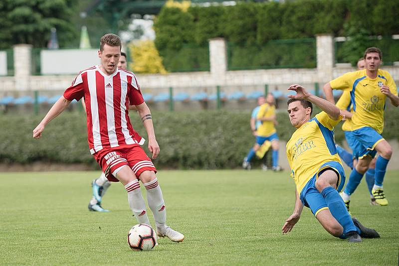 Fotbalisté FK Kozlovice (ve žlutém) doma proti Bruntálu