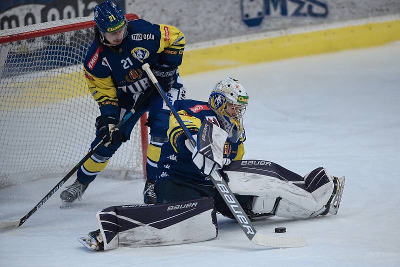 Hokejisté Přerova (v modrém) doma padli s Jihlavou. Michael Petrásek