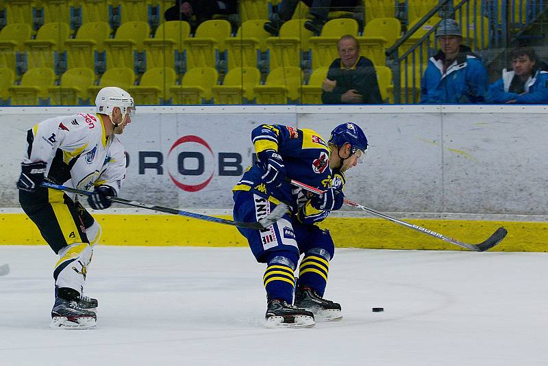 Hokejisté Přerova (v modrém) proti Kadani (2:1).