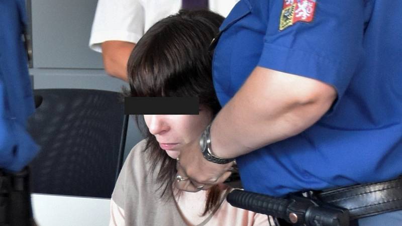 Alena G. z Přerova, obžalovaná z vraždy tříleté dívky, u krajského soudu v Olomouci