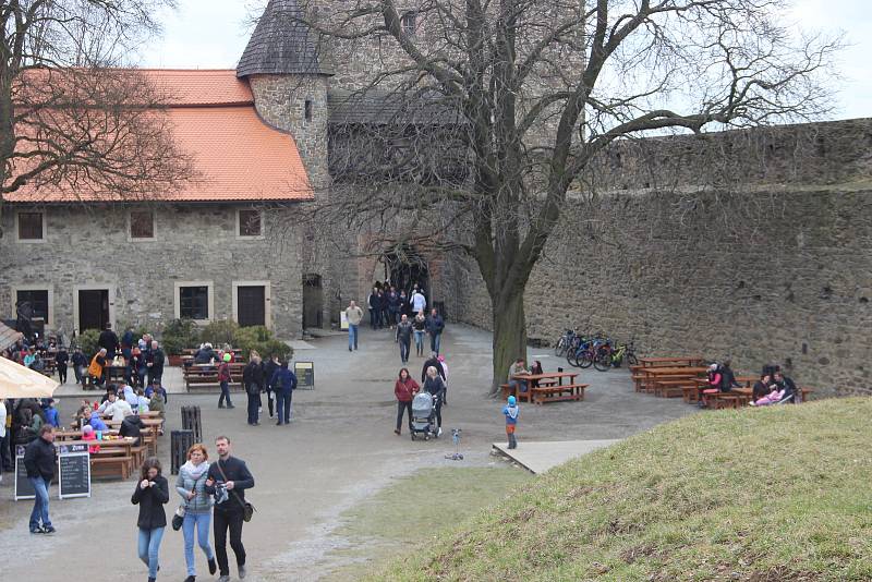 Techniky zdobení kraslic, umění košíkářství nebo kovářů - nejen to nabízí velikonoční Helfštýn. Tradiční jarmark s doprovodným programem začal na Velký pátek a potrvá až do Velikonočního pondělí.