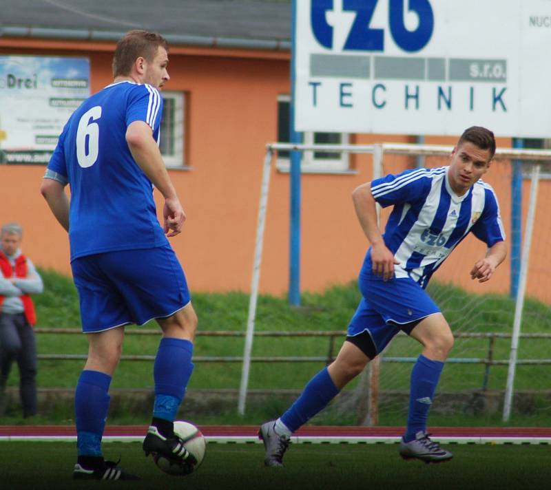 Fotbalisté Kozlovic (v černém) zvítězili 1:0 nad domácím SK Hranice.