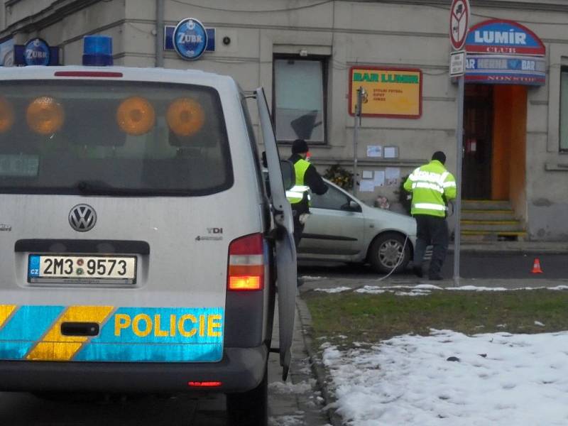 Osobní auto srazilo v pátek ráno chodkyni poblíž přerovského baru Lumír. Záchranka ji převezla do nemocnice.