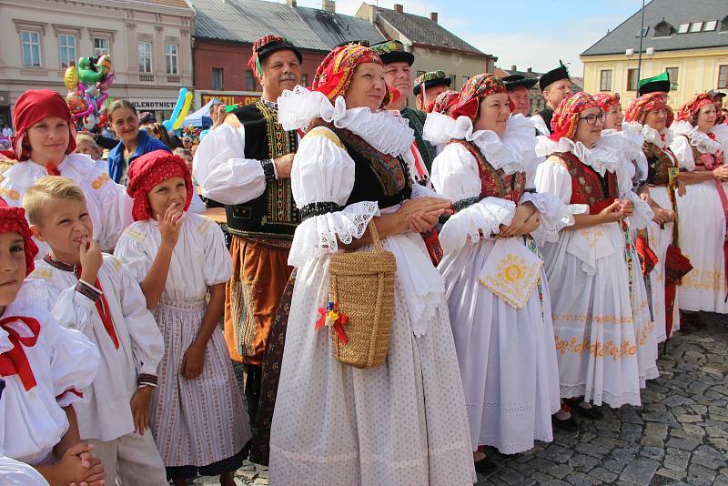 Velkolepý průvod krojovaných Hanáků městem a Ječmínkova jízda králů - takový byl vrchol Kojetínských hodů, které trvaly tři dny. Průvod si nenechaly ujít stovky místních lidí.