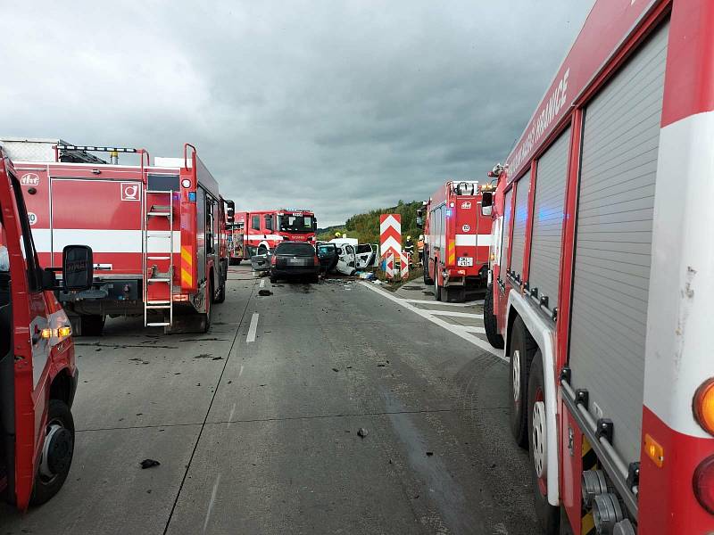 Srážka čtyř aut, při kterém se zranilo sedm osob,  na dálnici D1 u Lipníku nad Bečvou