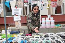 Zklamaní prodejci, kteří měli mít stánky na vánočních trzích v Přerově, nabízejí své zboží, kde se dá. Pomáhají jim i místní obchodníci.