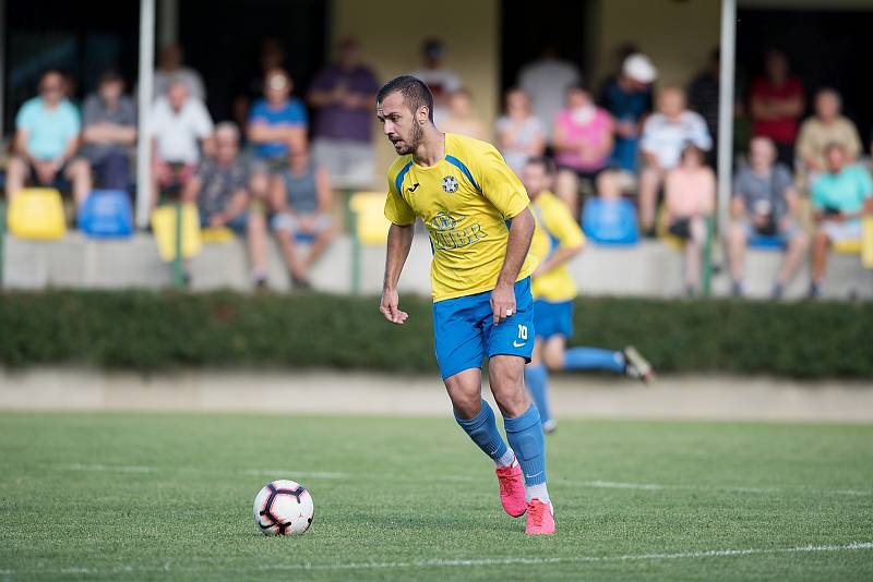 Fotbalisté Kozlovic (ve žlutém) doma porazili Bzenec 2:0. Tomáš Strašák