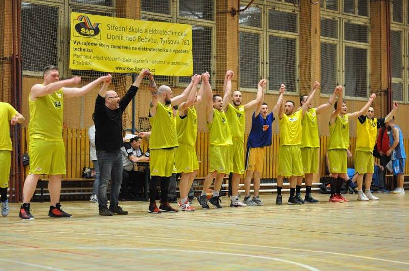 Basketbalisté Lipníku nad Bečvou (ve žlutém) přehráli béčko Prostějova a postoupili do 2. ligy.