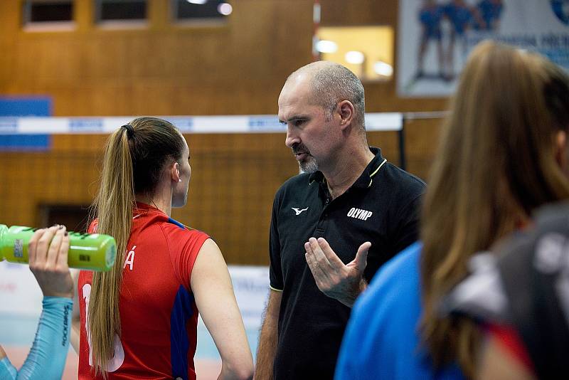 Volejbalistky Přerova (v modrém) nestačily na pražský Olymp.