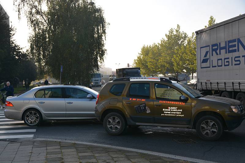 V Přerově začala v pondělí oprava dvou rondelů v centru města a řidiči zažívali kolapsové stavy. Kolony aut se štosovaly po celém městě - asi nejhorší byla situace u hřbitova nebo u nádraží.