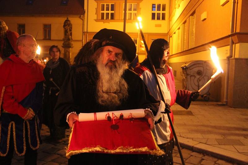 Do roku 1256, kdy byl Přerov povýšen na město, se v sobotu večer vrátilo náměstí T.G. Masaryka. Listiny udělující příslušná práva přivezl král Přemysl Otakar II., za město jej převzal primátor Vladimír Puchalský v kostýmu purkrabího Smila ze Střílek. 