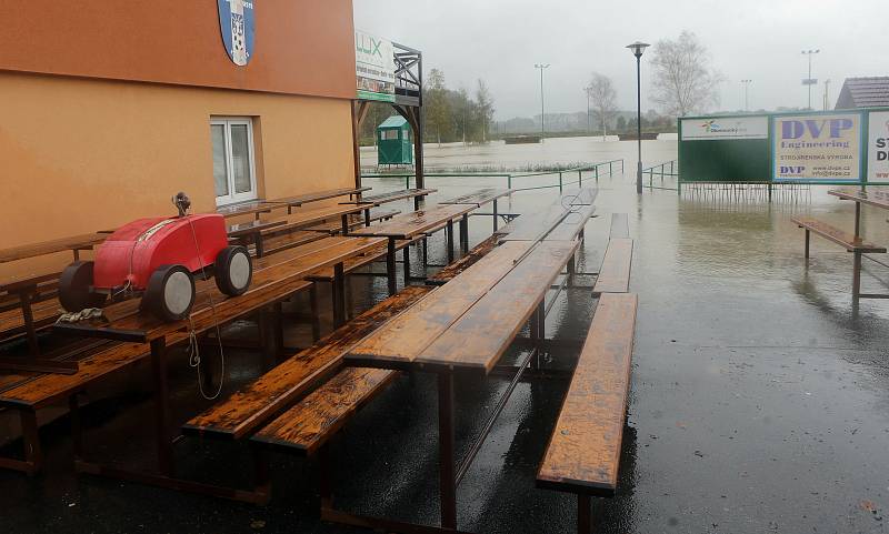 Zaplavený fotbalový areál v Ústí na Hranicku 14.10.2020.