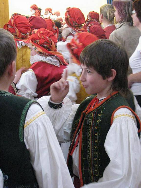 Soutěžní přehlídku dětských folklorních souborů Tovačovské fěrtóšek pořádali v sobotu 26.3.2011 odpoledne ve sportovní hale v Tovačově. Zúčastnilo se jí devět souborů.