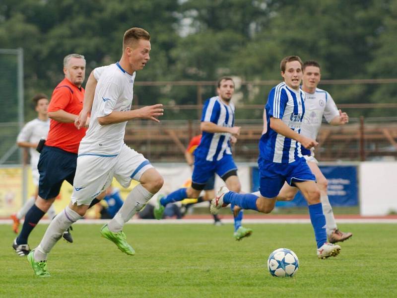 Fotbalisté Přerova (v bílém) v domácím derby s Hranicem