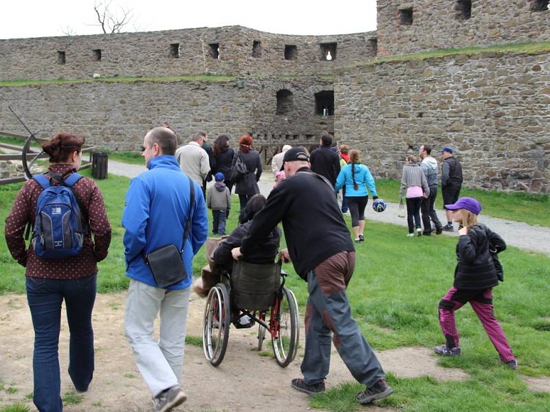 Turistická sezona na Helfštýně právě začala - brány této středověké památky se v sobotu otevřely návštěvníkům, kteří si mohli prohlédnout historickou mincovnu a expozici archeologie, nebo si užít nádherný výhled z věže.  