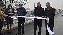 Dvěma nově postaveným mostům, které vedou k chemičce, požehnal přerovský farář Josef Rosenberg.