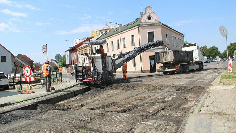 Od středy 7. července se v Přerově uzavřel most přes mlýnský náhon Strhanec v ulici Osmek. Osobní auta mohou dočasně projíždět přes výstaviště