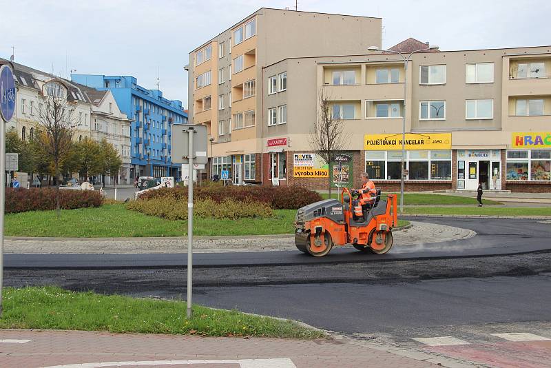 Stavebníci v těchto dnech finišují s pokládkou asfaltu na dvou přerovských rondelech v centru města - u Žerotínova náměstí a bývalé komuny.