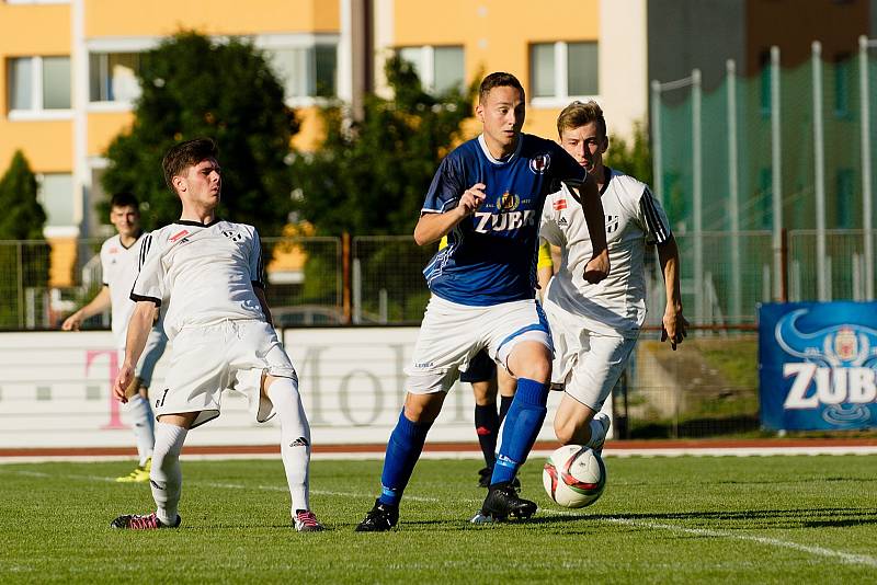 Fotbalisté Přerova (v modrém) proti rezervě 1. HFK Olomouc.