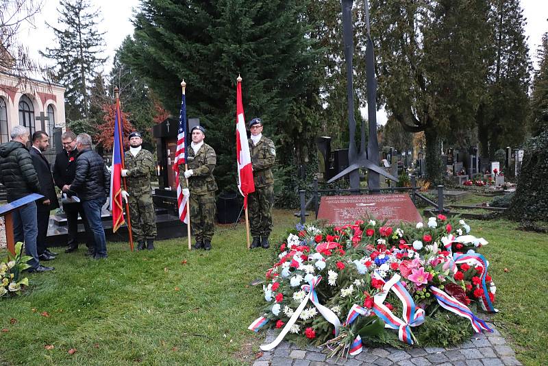 Na oběti největší letecké bitvy nad Moravou, která se odehrála 17. prosince 1944, se vzpomínalo na několika místech - na hřbitovech v Přerově a Troubkách, ale i u památníku v Rokytnici.