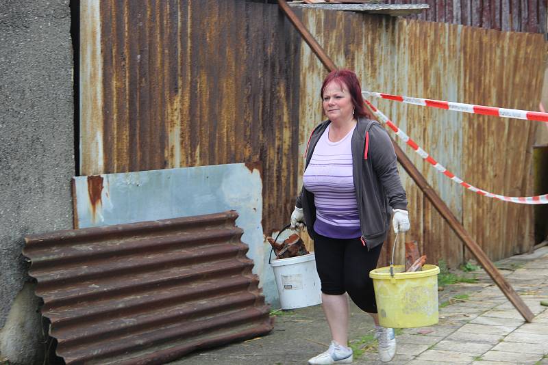 Poničené střechy rodinných domů, vyvrácené stromy a trámy, které se rozletěly jako třísky do okolí. Tak to vypadalo v pátek odpoledne v Uhřičicích na Kojetínsku, kterými se prohnala silná vichřice