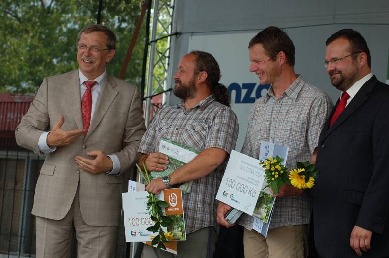 Obec Radslavice na Přerovsku zažila v pátek velkou slávu. Získala nejvyšší ocenění v krajském kole soutěže Vesnice roku – zlatou stuhu. Úspěšné byly i další obce na Přerovsku – Hradčany, které odcházely s modrou stuhou, a Citov, jenž obdržel zelenou.