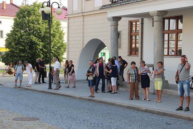 Venkovní výstavu Kov ve městě otevřela v pátek 8. června slavnostní vernisáž v centru Lipníku nad Bečvou