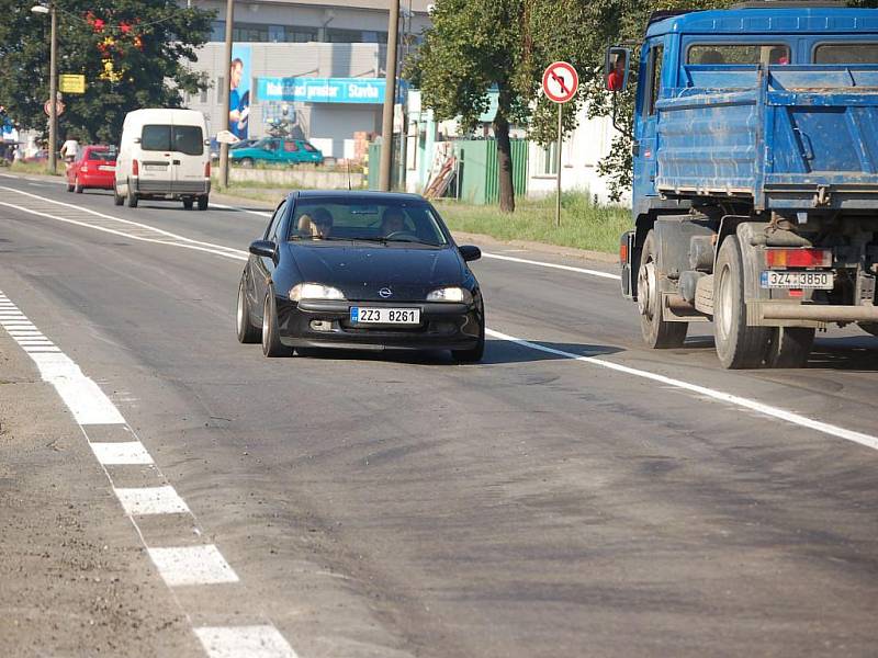 Rekonstrukce Polní ulice v Přerově, která ucpala dopravu v celém městě, je u konce. Řidiči ve čtvrtek bez problémů projížděli úsekem, který se spravoval asi tři týdny