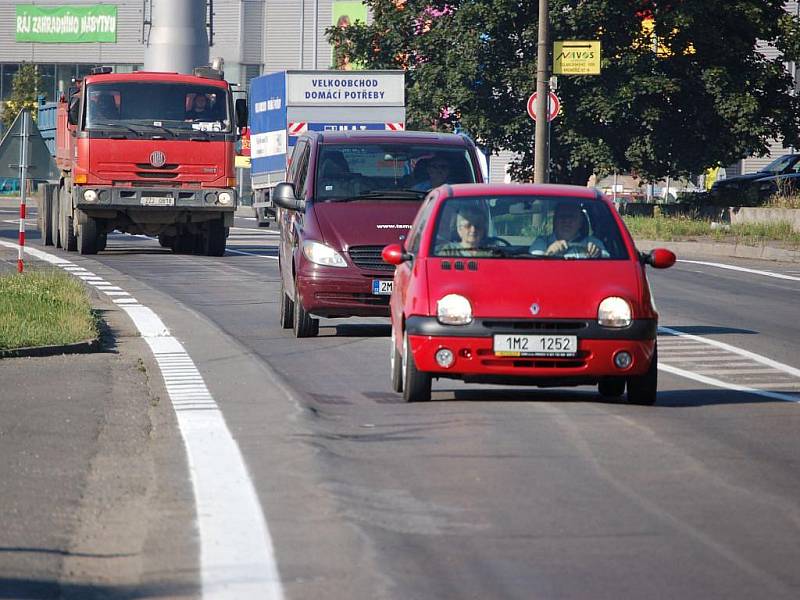 Rekonstrukce Polní ulice v Přerově, která ucpala dopravu v celém městě, je u konce. Řidiči ve čtvrtek bez problémů projížděli úsekem, který se spravoval asi tři týdny