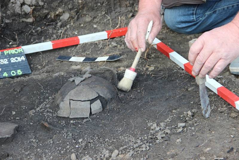 Přerovští archeologové našli v lokalitě u Prioru popelnicové hroby, staré přes tři tisíce let.