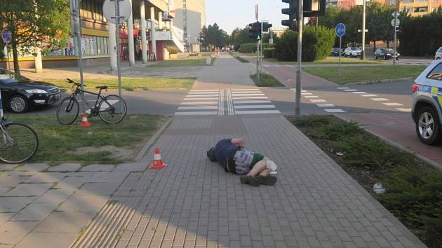 Na zemi si ustlal cyklista z Přerova, který vyrazil do ulic ve značně podroušeném stavu. 10. 8. 2022