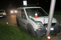 Přes dvě promile alkoholu v krvi měl šedesátiletý řidič, který havaroval v sobotu 13. května o půl desáté večer v Bratrské ulici v Lipníku nad Bečvou. Auto narazilo do sloupu veřejného osvětlení.