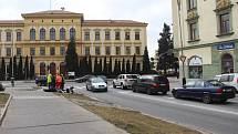 Pracovníci magistrátu, technických služeb a firmy AŽD Praha v pondělí řešili, jak co nejrychleji spravit spadený semafor na křižovatce ulic Palackého a Komenského v Přerově.