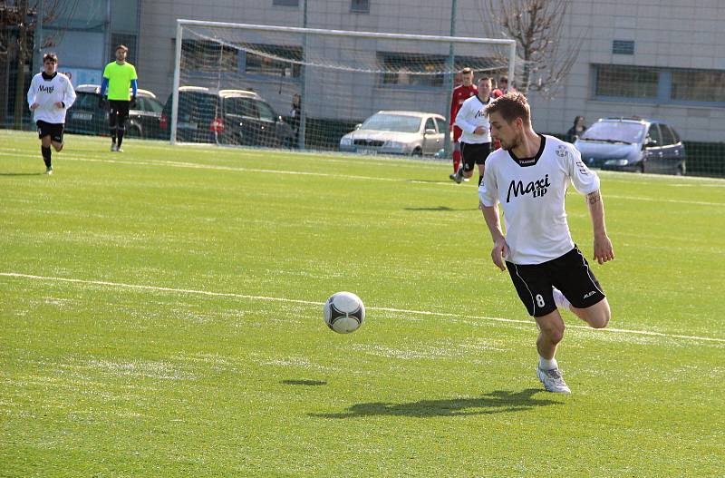 Fotbalisté Kozlovic (v bílém) v generálce na divizní jaro přehráli Ústí 3:0. Filip Přikryl