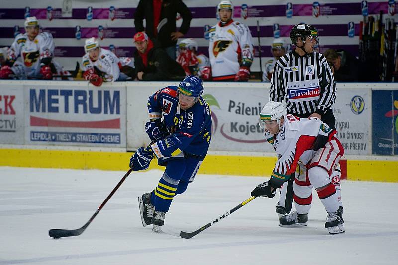 Hokejisté Přerova (v modrém) porazili v domácím derby Prostějov 4:3 po samostatných nájezdech