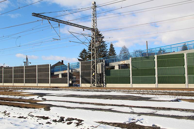 Druhá etapa modernizace železničního uzlu v Přerově má být dokončena už v letošním roce. Největší objem stavebních prací je aktuálně v Dluhonicích, kde vyrostly lávky pro pěší.