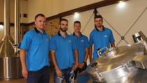 Přerovští hokejisté z HC Zubr vařili v úterý odpoledne pro své fanoušky speciální pivo ve varně pivovaru.