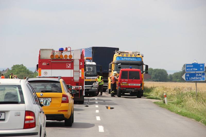 Tragická nehoda, při níž zemřela osmatřicetiletá řidička osobního auta, se stala v pondělí 18. července ráno mezi Přerovem a obcí Bochoř. Doprava zde byla na několik hodin zastavena. 
