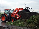 Do nové kompostárny v areálu skládky v Žeravicích svážejí pracovníci technických služeb biologicky rozložitelný odpad.